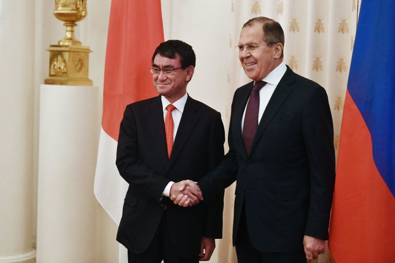 Министр иностранных дел РФ Сергей Лавров и министр иностранных дел Японии Таро Коно на встрече в Москве. 24 ноября 2017 Министр иностранных дел РФ Сергей Лавров и министр иностранных дел Японии Таро Коно на встрече в Москве. 24 ноября 2017