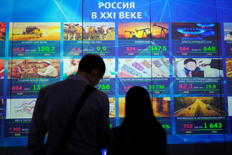 Посетители у стенда Россия в XXI веке на выставке Россия, устремленная в будущее в Центральном Манеже в Москве Посетители у стенда Россия в XXI веке на выставке Россия, устремленная в будущее в Центральном Манеже в Москве