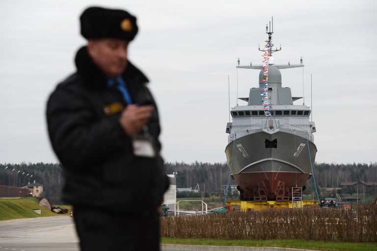 Малый ракетный корабль Тайфун проекта 22800 перед началом спуска на воду на Ленинградском судостроительном заводе Пелла. 24 ноября 2017