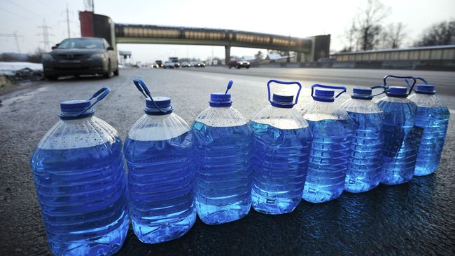 Продажа незамерзающей жидкости для автомобилей на МКАДе в Москве. Архивное фото