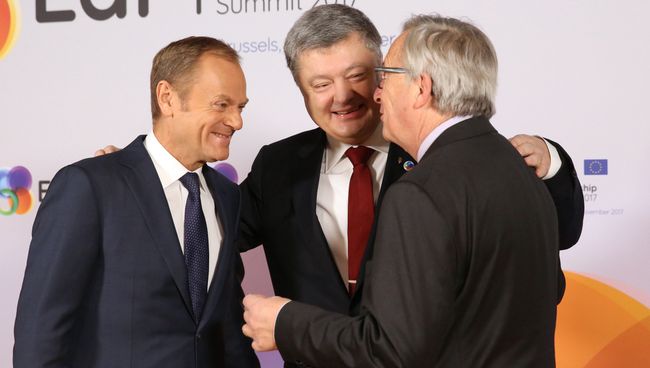 Председатель Европейского совета Дональд Туск, президент Украины Петр Порошенко и председатель Еврокомиссии Жан-Клодом Юнкер во время саммита Восточного партнерства в Брюсселе. 24 ноября 2017 Председатель Европейского совета Дональд Туск, президент Украины Петр Порошенко и председатель Еврокомиссии Жан-Клодом Юнкер во время саммита Восточного партнерства в Брюсселе. 24 ноября 2017