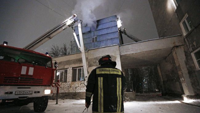 Сотрудник противопожарной службы у жилого дома в Мурманске, где произошел взрыв бытового газа. 24 ноября 2017 Сотрудник противопожарной службы у жилого дома в Мурманске, где произошел взрыв бытового газа. 24 ноября 2017