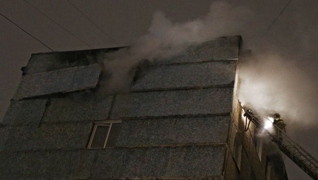 Сотрудник противопожарной службы у жилого дома в Мурманске, где произошел взрыв бытового газа. 24 ноября 2017