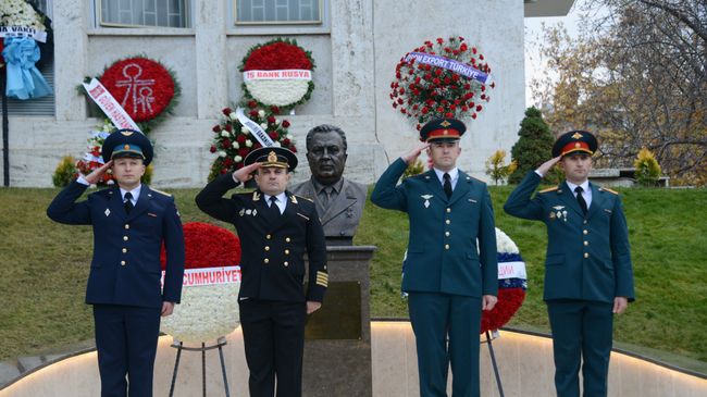 Почетный караул у бюста Андрея Карлова в посольстве России в Анкаре, Турция. 24 ноября 2017 Почетный караул у бюста Андрея Карлова в посольстве России в Анкаре, Турция. 24 ноября 2017