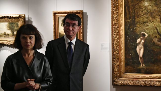 Директор ГМИИ им. А.С. Пушкина Марина Лошак и министр иностранных дел Японии Таро Коно в музее изобразительных искусств имени А. С. Пушкина. 25 ноября 2017 Директор ГМИИ им. А.С. Пушкина Марина Лошак и министр иностранных дел Японии Таро Коно в музее изобразительных искусств имени А. С. Пушкина. 25 ноября 2017