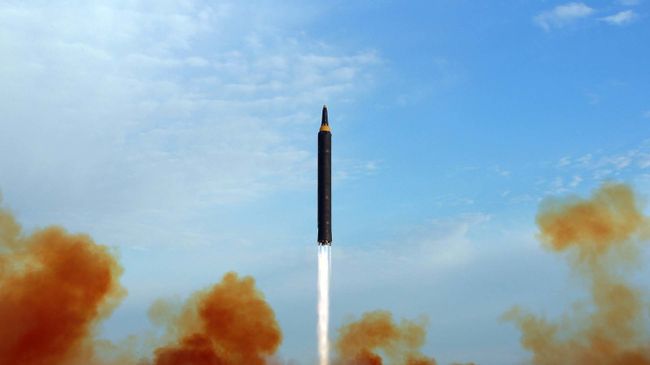 Запуск северокорейской баллистической ракеты Hwasong-12. Архивное фото Запуск северокорейской баллистической ракеты Hwasong-12. Архивное фото