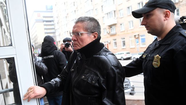 Экс-министр экономического развития Алексей Улюкаев у здания Замоскворецкого суда перед началом слушаний по его делу. 27 ноября 2017 Экс-министр экономического развития Алексей Улюкаев у здания Замоскворецкого суда перед началом слушаний по его делу. 27 ноября 2017