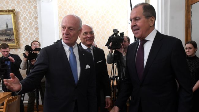 Министр иностранных дел России Сергей Лавров во время встречи со специальным представителем Генерального секретаря ООН по Сирии Стаффаном де Мистурой. Архивное фото Министр иностранных дел России Сергей Лавров во время встречи со специальным представителем Генерального секретаря ООН по Сирии Стаффаном де Мистурой. Архивное фото
