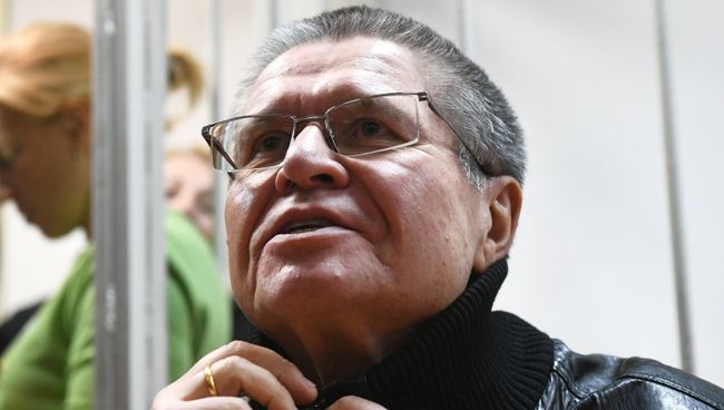 Экс-министр экономического развития Алексей Улюкаев в Замоскворецком суде во время слушаний по его делу. 27 ноября 2017 Ключевые слова: Алексей Улюкаев 27 ноября 2017 суд Экс-министр экономического развития Алексей Улюкаев в Замоскворецком суде во время слушаний по его делу. 27 ноября 2017 Ключевые слова: Алексей Улюкаев 27 ноября 2017 суд