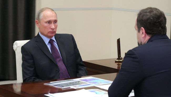 Президент РФ Владимир Путин и министр природных ресурсов и экологии РФ Сергей Донской во время встречи. 27 ноября 2017 Президент РФ Владимир Путин и министр природных ресурсов и экологии РФ Сергей Донской во время встречи. 27 ноября 2017