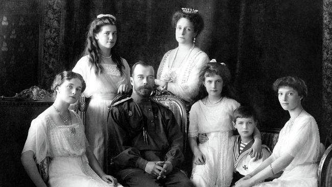 Российский Император Николай II, Императрица Александра Федоровна, Великие княжны Ольга, Татьяна, Мария, Анастасия, цесаревич Алексей Российский Император Николай II, Императрица Александра Федоровна, Великие княжны Ольга, Татьяна, Мария, Анастасия, цесаревич Алексей
