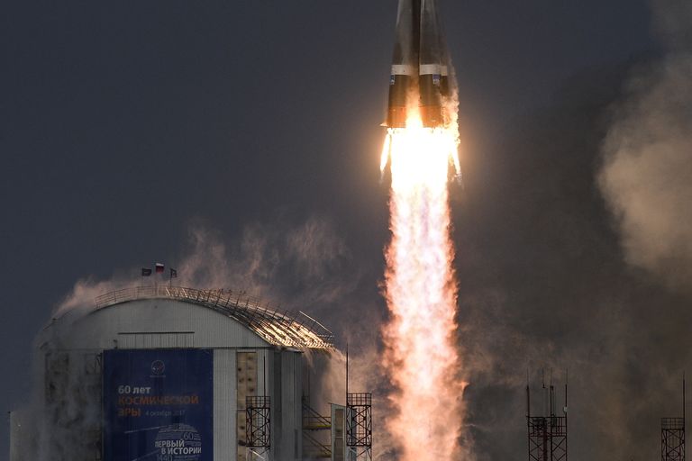  Старт ракеты-носителя Союз-2.1б с космическим аппаратом дистанционного зондирования Земли Метеор №2-1 и с 17 иностранными аппаратами с космодрома Восточный. 28 ноября 2017 