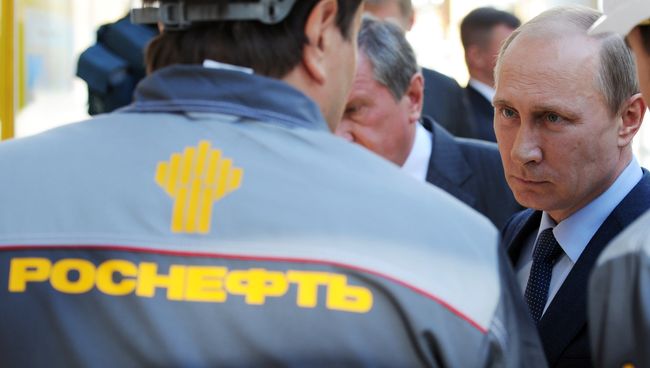 Президент России Владимир Путин во время посещения Туапсинского НПЗ Роснефти Президент России Владимир Путин во время посещения Туапсинского НПЗ Роснефти