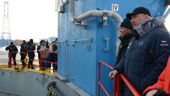 Дмитрий Рогозин и Игорь Комаров на космодроме Восточный перед стартом ракеты-носителя Союз-2.1б. 28 ноября 2017 Дмитрий Рогозин и Игорь Комаров на космодроме Восточный перед стартом ракеты-носителя Союз-2.1б. 28 ноября 2017