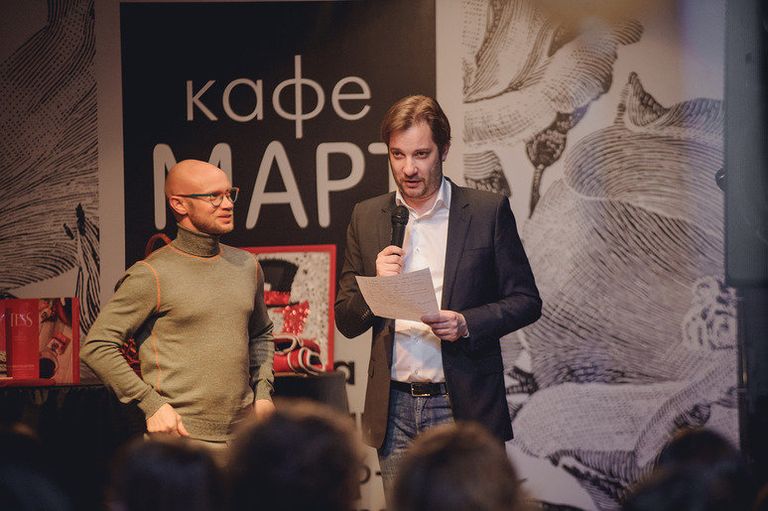 Актер Дмитрий Хрусталев и писатель Александр Цыпкин участвуют во флешмобе Безумные чаепития
