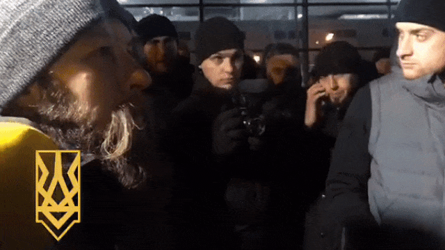 Разговор националистов с футболистами Шахтера gif Разговор националистов с футболистами Шахтера gif