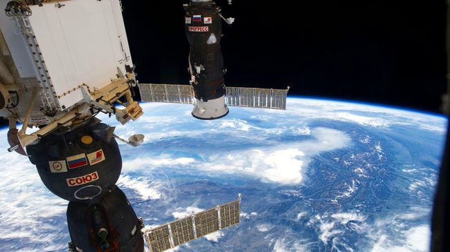 Российские космические корабли Союз и Прогресс на фоне нашей планеты Российские космические корабли Союз и Прогресс на фоне нашей планеты