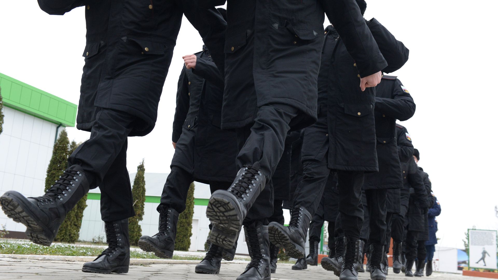 Новобранцы на плацу во время обучения строевой подготовке у военного комиссариата города Грозного перед отправкой на военную службу. 29 ноября 2017 Новобранцы на плацу во время обучения строевой подготовке у военного комиссариата города Грозного перед отправкой на военную службу. 29 ноября 2017 - РИА Новости, 1920, 18.02.2021