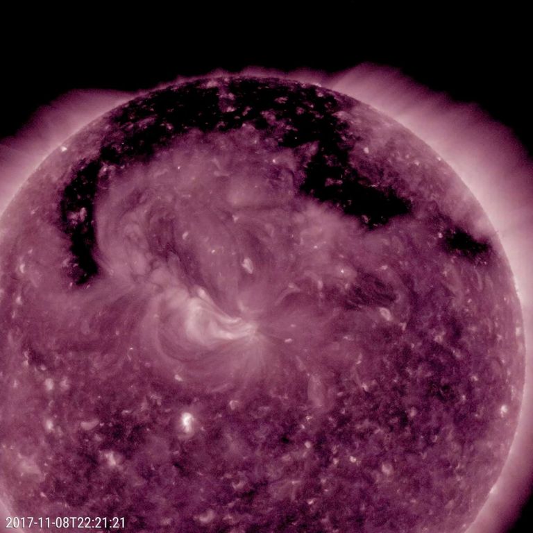 Корональная дыра на поверхности Солнца Корональная дыра на поверхности Солнца