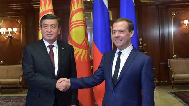 Премьер-министр РФ Дмитрий Медведев встретился с президентом Киргизии Сооронбаем Жээнбековым. 29 ноября 2017 Премьер-министр РФ Дмитрий Медведев встретился с президентом Киргизии Сооронбаем Жээнбековым. 29 ноября 2017