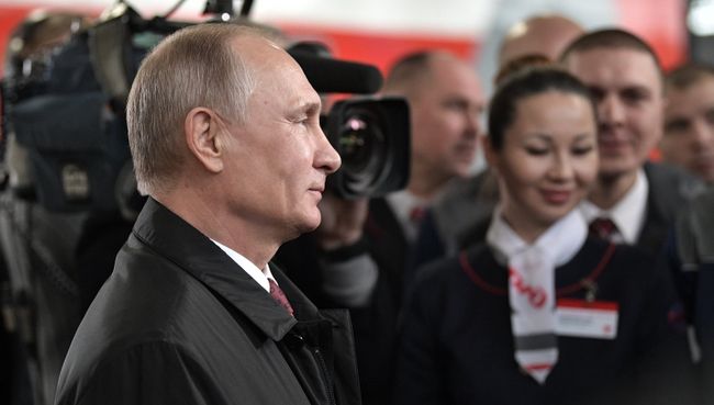 Президент РФ Владимир Путин во время посещения депо на железнодорожной станции Москва-Киевская. 29 ноября 2017 Президент РФ Владимир Путин во время посещения депо на железнодорожной станции Москва-Киевская. 29 ноября 2017