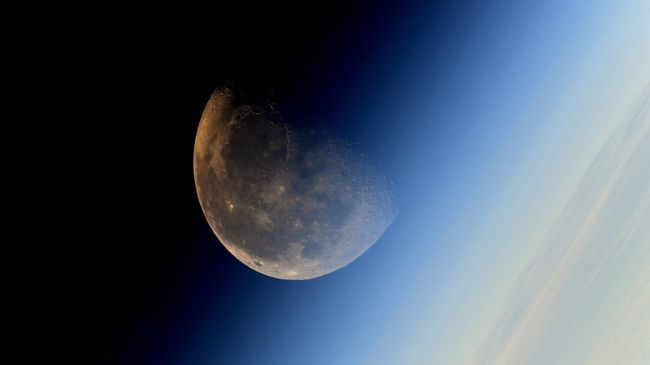 Фотография Луны сделанная космонавтом Роскосмоса Сергеем Рязанским с борта МКС. Архивное фото Фотография Луны сделанная космонавтом Роскосмоса Сергеем Рязанским с борта МКС. Архивное фото