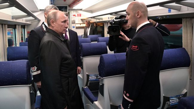 Владимир Путин во время посещения ремонтно-экипировочного депо на железнодорожной станции Москва-Киевская. 29 ноября 2017 Владимир Путин во время посещения ремонтно-экипировочного депо на железнодорожной станции Москва-Киевская. 29 ноября 2017