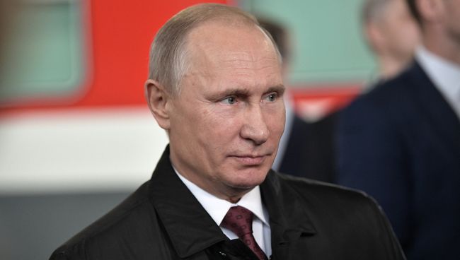 Президент РФ Владимир Путин во время посещения депо на железнодорожной станции Москва-Киевская. 29 ноября 2017 Президент РФ Владимир Путин во время посещения депо на железнодорожной станции Москва-Киевская. 29 ноября 2017
