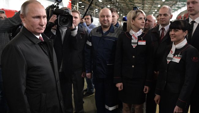 Владимир Путин во время посещения ремонтно-экипировочного депо на железнодорожной станции Москва-Киевская. 29 ноября 2017 Владимир Путин во время посещения ремонтно-экипировочного депо на железнодорожной станции Москва-Киевская. 29 ноября 2017