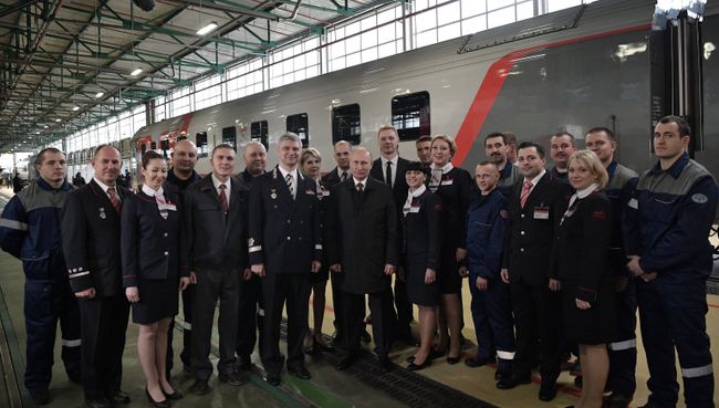 Владимир Путин фотографируется с работниками во время посещения ремонтно-экипировочного депо на железнодорожной станции Москва-Киевская. 29 ноября 2017 Владимир Путин фотографируется с работниками во время посещения ремонтно-экипировочного депо на железнодорожной станции Москва-Киевская. 29 ноября 2017