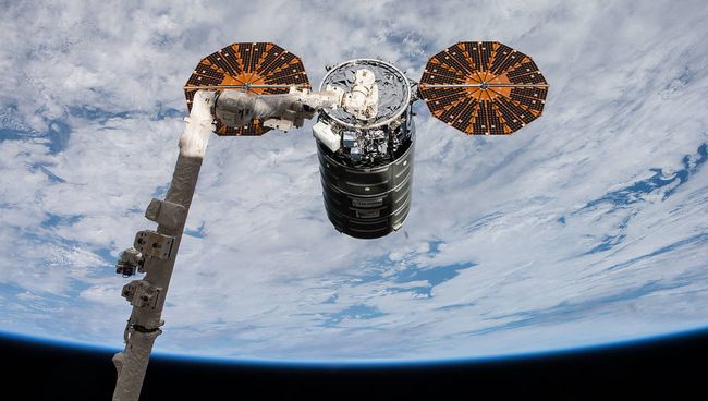 Американский космический грузовик Cygnus пристыковался к МКС. 14 ноября 2017