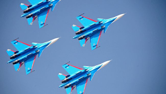 Выступление пилотажной группы ВКС России Русские витязи. Архивное фото Выступление пилотажной группы ВКС России Русские витязи. Архивное фото