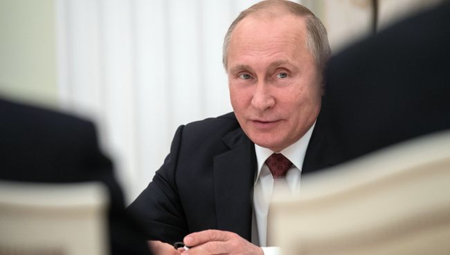Владимир Путин во время встречи с премьером Государственного совета Китайской Народной Республики Ли Кэцяном. 29 ноября 2017 Владимир Путин во время встречи с премьером Государственного совета Китайской Народной Республики Ли Кэцяном. 29 ноября 2017