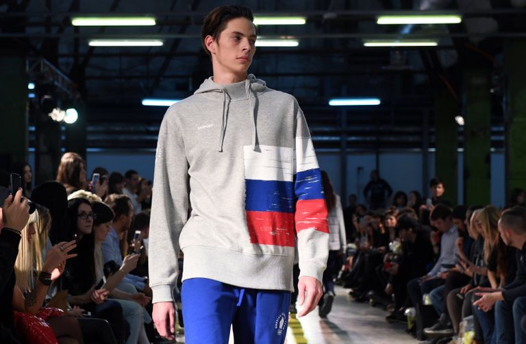 Модель демонстрирует одежду из экипировки Олимпийской команды и casual-коллекции бренда ZASPORT в Москве Модель демонстрирует одежду из экипировки Олимпийской команды и casual-коллекции бренда ZASPORT в Москве