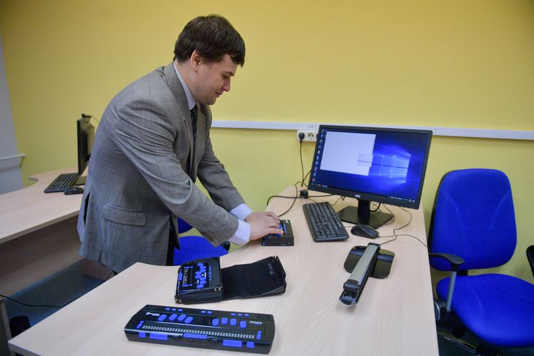 Демонстрация техники для обучения студентов с нарушениями зрения
