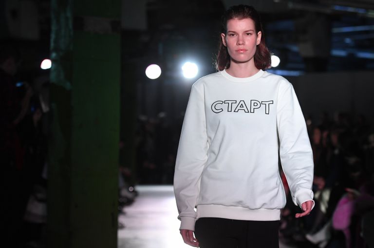 Модель демонстрирует одежду из экипировки Олимпийской команды и casual-коллекции бренда ZASPORT в Москве Модель демонстрирует одежду из экипировки Олимпийской команды и casual-коллекции бренда ZASPORT в Москве