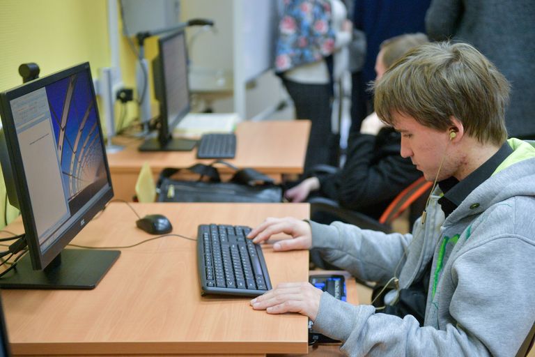 Студент с нарушениями зрения работает на компьютере