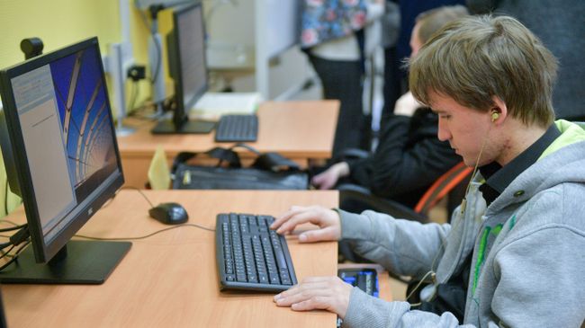 Студент с нарушениями зрения работает на компьютере Студент с нарушениями зрения работает на компьютере