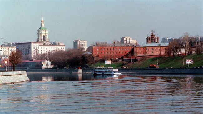 Вид на Крутицкую набережную.