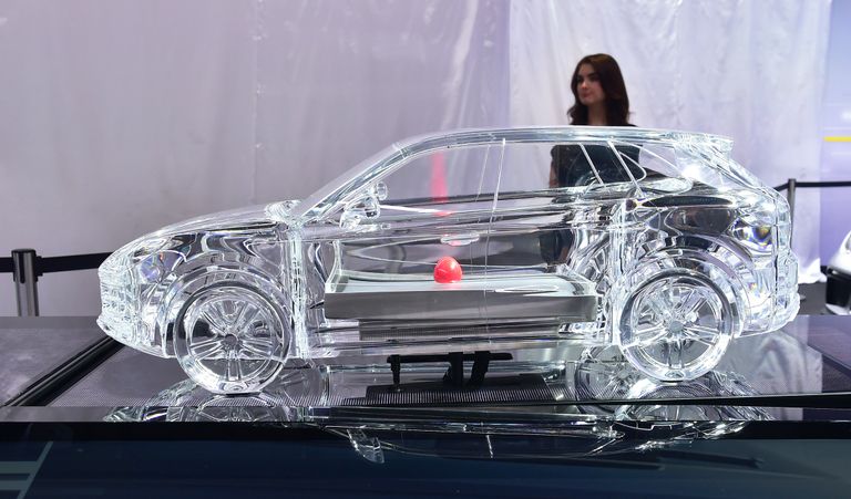 Миниатюрная версия модели Porsche Cayenne на автосалоне в Лос-Анджелесе Миниатюрная версия модели Porsche Cayenne на автосалоне в Лос-Анджелесе