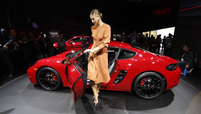 Мария Шарапова возле автомобиля Porsche 718 Cayman GTS на автосалоне в Лос-Анджелесе Мария Шарапова возле автомобиля Porsche 718 Cayman GTS на автосалоне в Лос-Анджелесе
