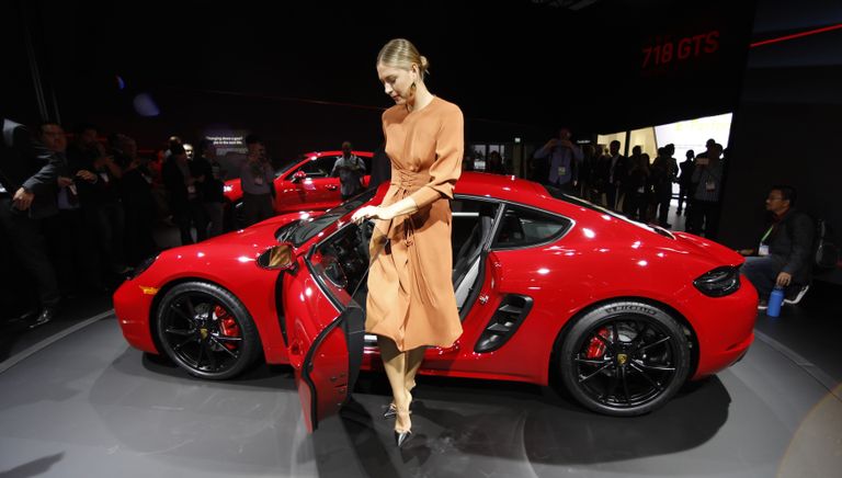 Мария Шарапова возле автомобиля Porsche 718 Cayman GTS на автосалоне в Лос-Анджелесе