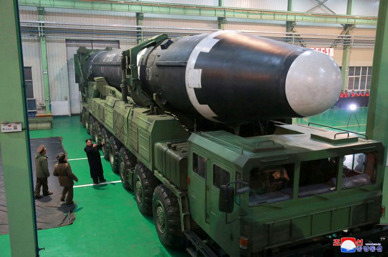 Ким Чен Ын во время осмотра баллистической ракеты Hwasong-15 в КНДР. 30 ноября 2017 Ким Чен Ын во время осмотра баллистической ракеты Hwasong-15 в КНДР. 30 ноября 2017