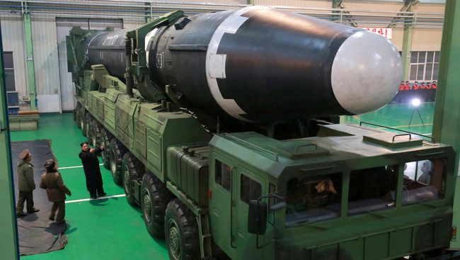 Ким Чен Ын во время осмотра баллистической ракеты Hwasong-15 в КНДР. 30 ноября 2017 Ким Чен Ын во время осмотра баллистической ракеты Hwasong-15 в КНДР. 30 ноября 2017