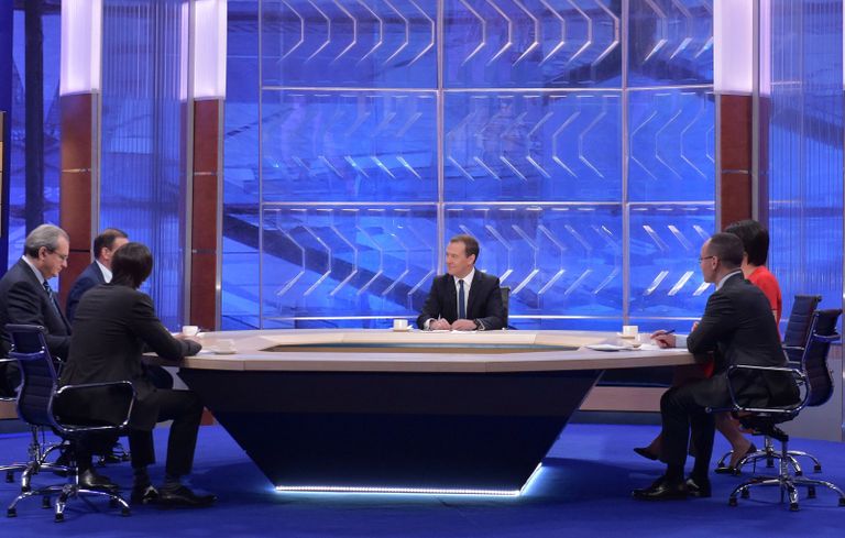 Председатель правительства РФ Дмитрий Медведев во время интервью российским телеканалам. 30 ноября 2017