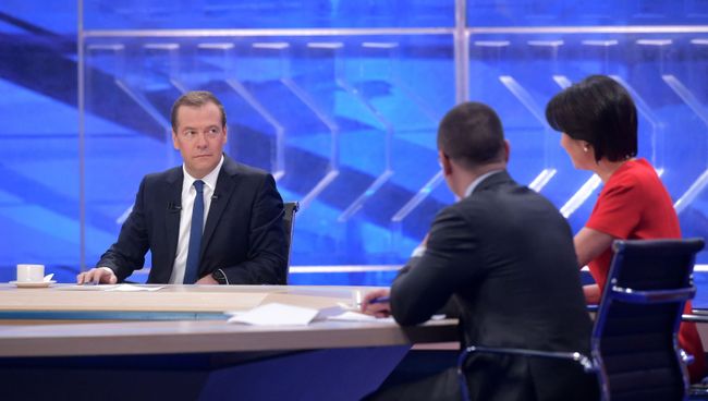 Председатель правительства РФ Дмитрий Медведев во время интервью российским телеканалам. 30 ноября 2017