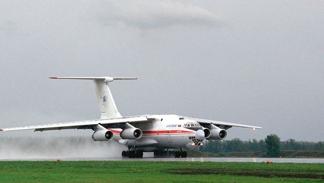 Пассажирский самолет ИЛ-76 на взлетно-посадочной полосе. Архивное фото Пассажирский самолет ИЛ-76 на взлетно-посадочной полосе. Архивное фото