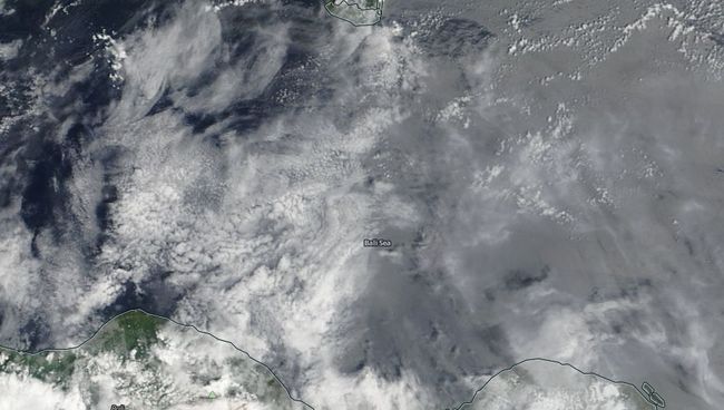 Облако пепла, извергнутого вулканом Агунг на Бали Облако пепла, извергнутого вулканом Агунг на Бали