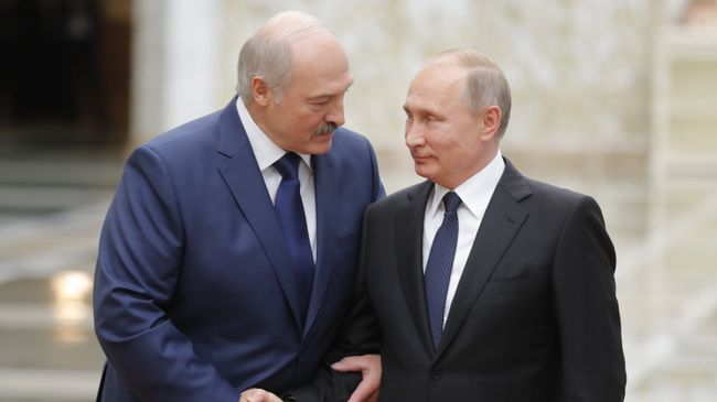 Президент РФ Владимир Путин и президент Белоруссии Александр Лукашенко на встрече глав ОДКБ в Минске. 30 ноября 2017 Президент РФ Владимир Путин и президент Белоруссии Александр Лукашенко на встрече глав ОДКБ в Минске. 30 ноября 2017