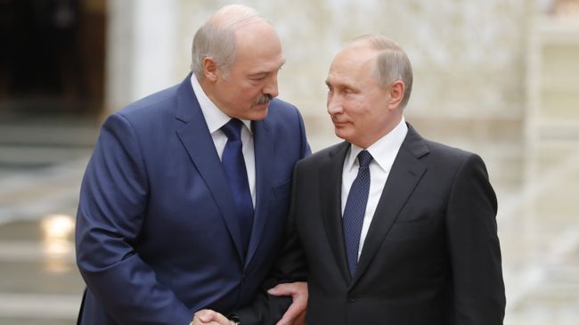 Президент РФ Владимир Путин и президент Белоруссии Александр Лукашенко на встрече глав ОДКБ в Минске. 30 ноября 2017 Президент РФ Владимир Путин и президент Белоруссии Александр Лукашенко на встрече глав ОДКБ в Минске. 30 ноября 2017